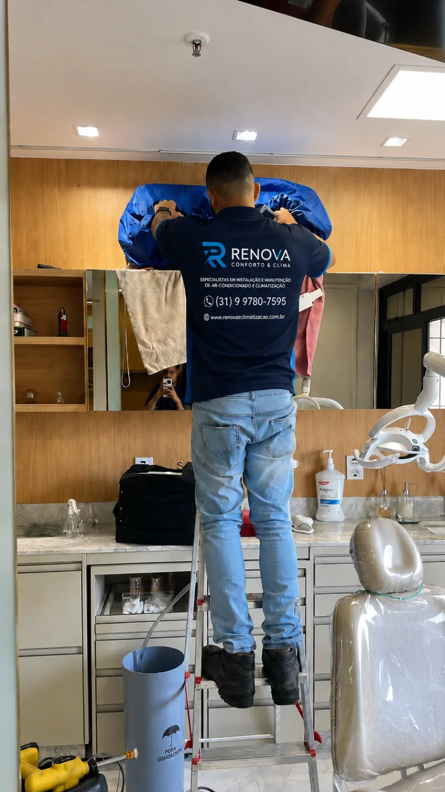 Profissional da Renova realizando manutenção em sistema de ar-condicionado